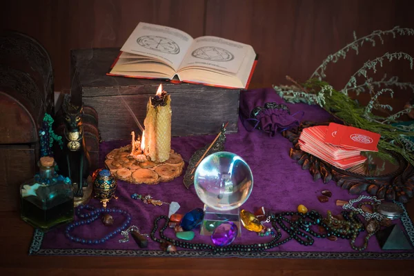 古い世界 儀式や運命の予測のための魔法の属性 魔女のテーブルの詳細 オカルトの概念 — ストック写真