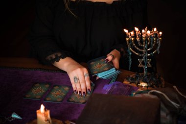  Tarot kartları, fal ve kehanet kavramı, sihirli ritüeller ve sihirli öğeler.