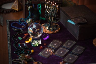  Tarot kartları, fal ve kehanet kavramı, sihirli ritüeller ve sihirli öğeler.
