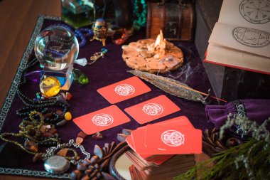  Tarot kartları, fal ve kehanet kavramı, sihirli ritüeller ve sihirli öğeler.