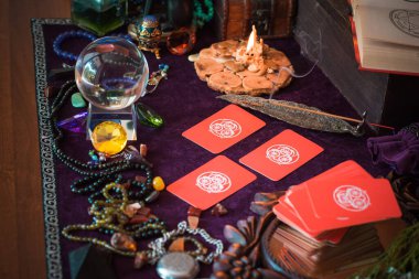  Tarot kartları, fal ve kehanet kavramı, sihirli ritüeller ve sihirli öğeler.