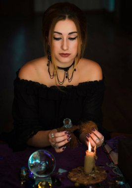 Kadın, sihirli ayinler ve cadı ayinleri kavramı olan saç ve vudu bebeği ile ritüeller yapar.