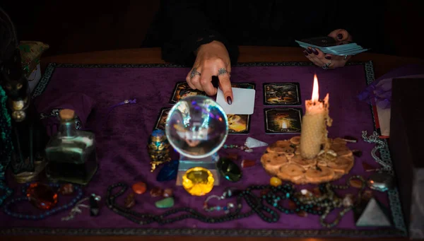 タロットカード占いや予言 魔法の儀式やテーブルの上のWicca要素の概念 — ストック写真