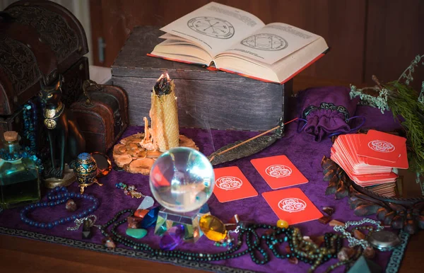 塔罗牌 算命和预言的概念 魔法仪式和桌上的邪恶元素 — 图库照片