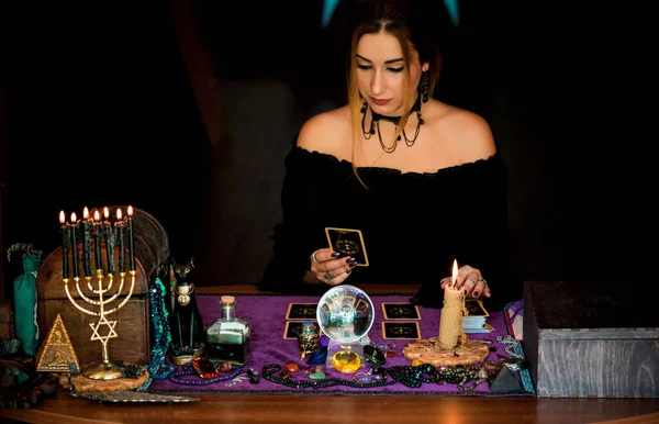 Tarot Kartlarındaki Kadın Falcı Kehanet Kavramı Sihirli Ritüeller Masanın Üzerindeki — Stok fotoğraf