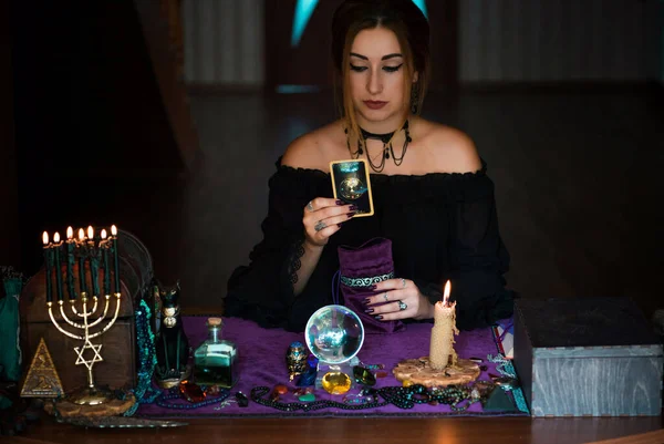 Mujer Adivina Cartas Del Tarot Concepto Predicciones Rituales Mágicos Elementos — Foto de Stock