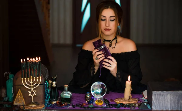 Vrouw Waarzegster Een Tarotkaarten Concept Van Voorspellingen Magische Rituelen Wicca — Stockfoto