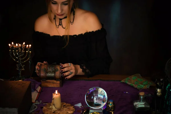 Tarot Kartlarındaki Kadın Falcı Kehanet Kavramı Sihirli Ritüeller Masanın Üzerindeki — Stok fotoğraf