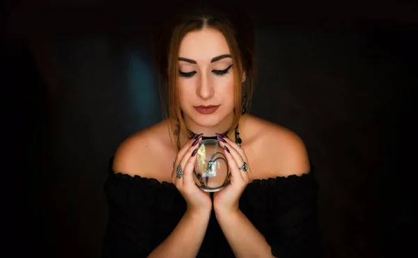 Kristal Kürenin Üstündeki Kadın Falcı Kehanetler Sihirli Ritüeller Cadılık Kavramı — Stok fotoğraf