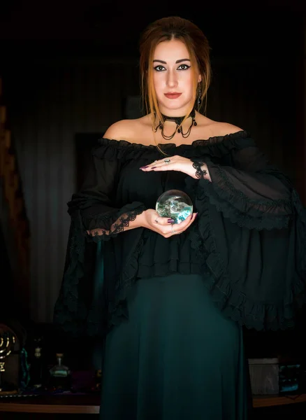 Diseur Bonne Aventure Femme Sur Une Boule Cristal Concept Prédictions — Photo