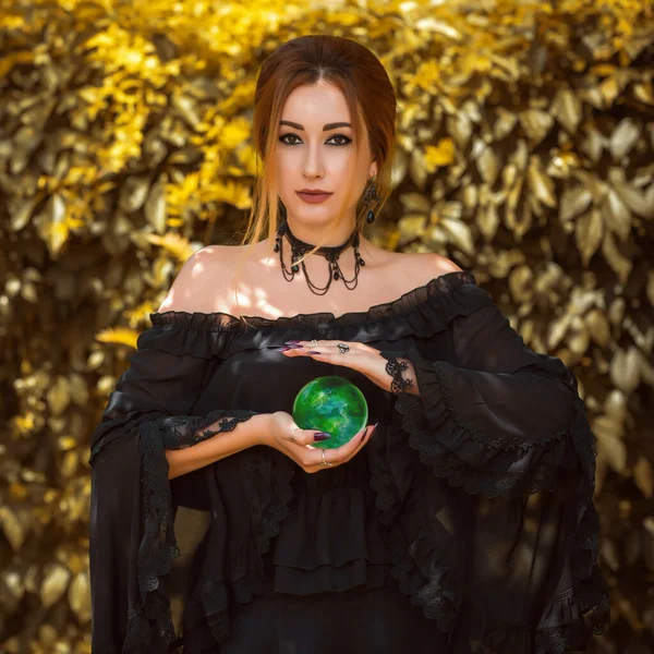 Mujer Adivina Una Bola Cristal Concepto Predicciones Rituales Mágicos Wicca — Foto de Stock