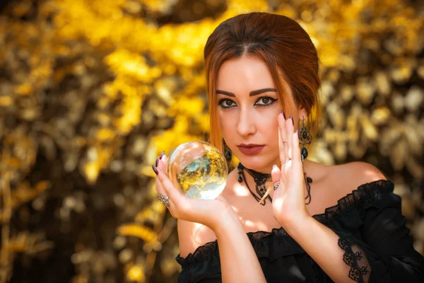 Kobieta Wróżka Kryształowej Kuli Koncepcja Przewidywań Magiczne Rytuały Wicca — Zdjęcie stockowe