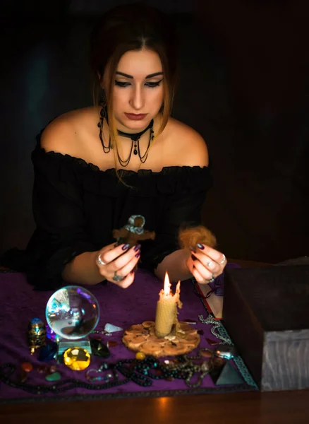 Vrouw Maken Een Ritueel Met Een Haar Voodoo Pop Concept — Stockfoto