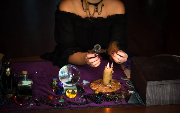 Mujer Hacer Ritual Con Pelo Muñeca Vudú Concepto Rituales Mágicos — Foto de Stock