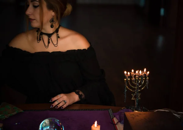 Elinde Mumlar Tutan Kadın Mistik Sahne Büyü Ayinleri Cadı Kavramı — Stok fotoğraf
