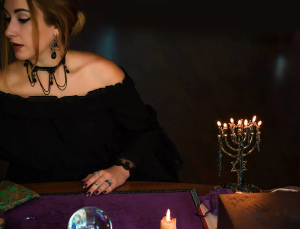 キャンドルを持つ女性 神秘的なシーン 魔法の儀式と魔術の概念 — ストック写真