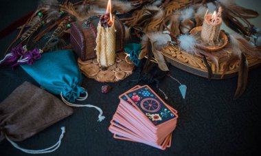 Avrupa, Ukrayna. Kiev July 20 : Illustrative Editorial. Tarot kartları, fal ve kehanet kavramı, sihirli ritüeller ve sihirli öğeler.