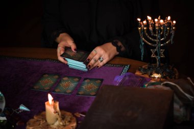 Avrupa, Ukrayna. Kiev July 20 : Illustrative Editorial. Tarot kartları, fal ve kehanet kavramı, sihirli ritüeller ve sihirli öğeler.