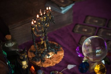 Avrupa, Ukrayna. Kiev July 20 : Illustrative Editorial. Tarot kartları, fal ve kehanet kavramı, sihirli ritüeller ve sihirli öğeler.