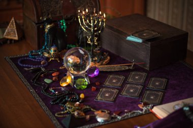 Avrupa, Ukrayna. Kiev July 20 : Illustrative Editorial. Tarot kartları, fal ve kehanet kavramı, sihirli ritüeller ve sihirli öğeler.