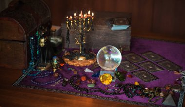 Avrupa, Ukrayna. Kiev July 20 : Illustrative Editorial. Tarot kartları, fal ve kehanet kavramı, sihirli ritüeller ve sihirli öğeler.