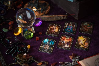 Avrupa, Ukrayna. Kiev July 20 : Illustrative Editorial. Tarot kartları, fal ve kehanet kavramı, sihirli ritüeller ve sihirli öğeler.