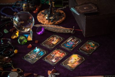 Avrupa, Ukrayna. Kiev July 20 : Illustrative Editorial. Tarot kartları, fal ve kehanet kavramı, sihirli ritüeller ve sihirli öğeler.
