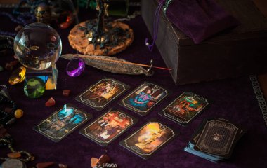 Avrupa, Ukrayna. Kiev July 20 : Illustrative Editorial. Tarot kartları, fal ve kehanet kavramı, sihirli ritüeller ve sihirli öğeler.