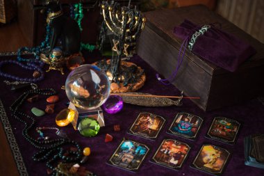 Avrupa, Ukrayna. Kiev July 20 : Illustrative Editorial. Tarot kartları, fal ve kehanet kavramı, sihirli ritüeller ve sihirli öğeler.