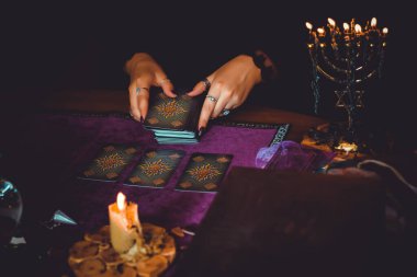 Avrupa, Ukrayna. Kiev July 20 : Illustrative Editorial. Tarot kartları, fal ve kehanet kavramı, sihirli ritüeller ve sihirli öğeler.