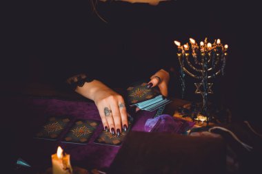 Avrupa, Ukrayna. Kiev July 20 : Illustrative Editorial. Tarot kartları, fal ve kehanet kavramı, sihirli ritüeller ve sihirli öğeler.