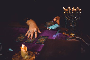 Avrupa, Ukrayna. Kiev July 20 : Illustrative Editorial. Tarot kartları, fal ve kehanet kavramı, sihirli ritüeller ve sihirli öğeler.