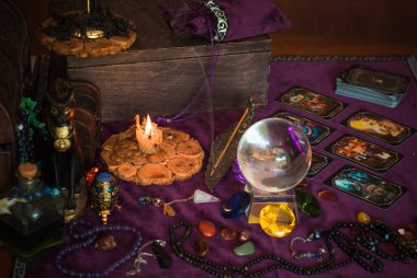 Avrupa, Ukrayna. Kiev July 20 : Illustrative Editorial. Tarot kartları, fal ve kehanet kavramı, sihirli ritüeller ve sihirli öğeler.