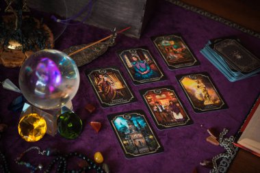 Avrupa, Ukrayna. Kiev July 20 : Illustrative Editorial. Tarot kartları, fal ve kehanet kavramı, sihirli ritüeller ve sihirli öğeler.