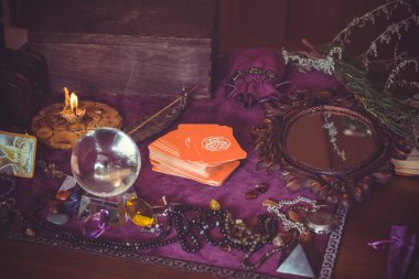 Avrupa, Ukrayna. Kiev July 20 : Illustrative Editorial. Tarot kartları, fal ve kehanet kavramı, sihirli ritüeller ve sihirli öğeler.