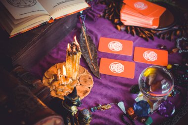 Avrupa, Ukrayna. Kiev July 20 : Illustrative Editorial. Tarot kartları, fal ve kehanet kavramı, sihirli ritüeller ve sihirli öğeler.