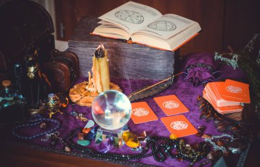 Avrupa, Ukrayna. Kiev July 20 : Illustrative Editorial. Tarot kartları, fal ve kehanet kavramı, sihirli ritüeller ve sihirli öğeler.