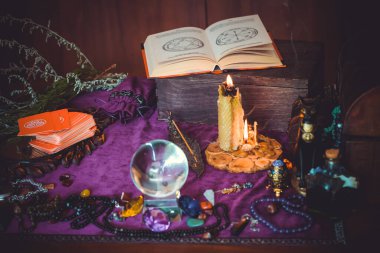 Avrupa, Ukrayna. Kiev July 20 : Illustrative Editorial. Tarot kartları, fal ve kehanet kavramı, sihirli ritüeller ve sihirli öğeler.
