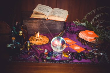 Avrupa, Ukrayna. Kiev July 20 : Illustrative Editorial. Tarot kartları, fal ve kehanet kavramı, sihirli ritüeller ve sihirli öğeler.