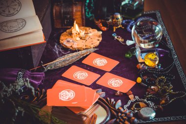 Avrupa, Ukrayna. Kiev July 20 : Illustrative Editorial. Tarot kartları, fal ve kehanet kavramı, sihirli ritüeller ve sihirli öğeler.