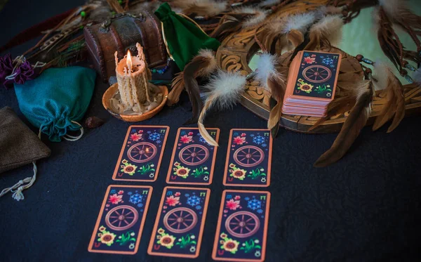 Avrupa, Ukrayna. Kiev July 20 : Illustrative Editorial. Tarot kartları, fal ve kehanet kavramı, sihirli ritüeller ve sihirli öğeler.