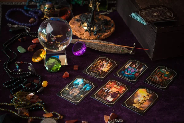 Avrupa, Ukrayna. Kiev July 20 : Illustrative Editorial. Tarot kartları, fal ve kehanet kavramı, sihirli ritüeller ve sihirli öğeler.