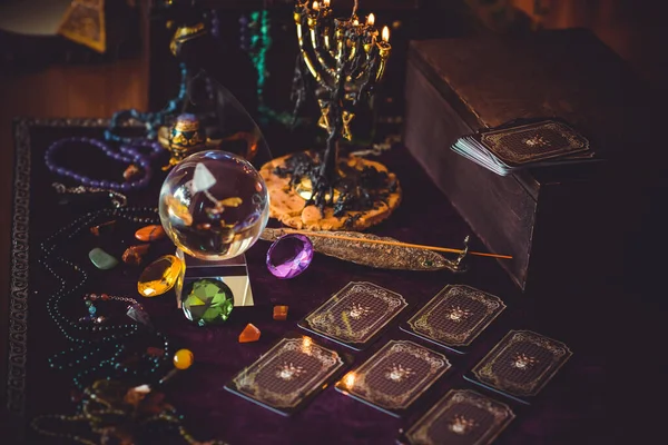 Avrupa, Ukrayna. Kiev July 20 : Illustrative Editorial. Tarot kartları, fal ve kehanet kavramı, sihirli ritüeller ve sihirli öğeler.