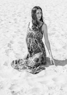 Tatilde olgun bir kadın, doğada dinleniyor, yaşam tarzı, orta yaşlı şık bir kadın güneşli bir günde doğa parkında yürüyor. 