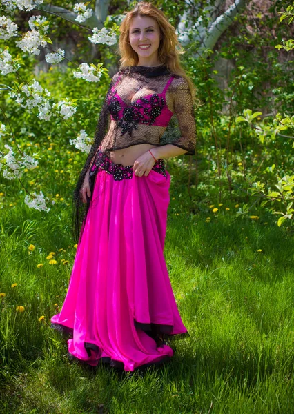 Belly Dance Dancer Oriental Fuchsia Costume Garden Enjoys Beauty Nature — Stock Photo, Image