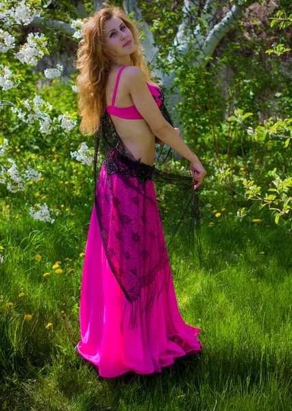 Belly Dance Dancer Oriental Fuchsia Costume Garden Enjoys Beauty Nature — Stock Photo, Image