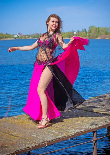 Belly Dance Táncos Keleti Fukszia Jelmez Kertben Élvezi Természet Szépségét — Stock Fotó