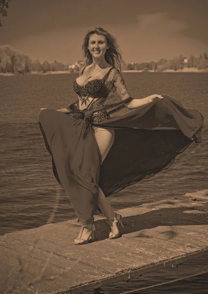 Doğulu Fuşya Kostümlü Göbek Dansçısı Doğanın Güzelliğinin Tadını Çıkarıyor — Stok fotoğraf