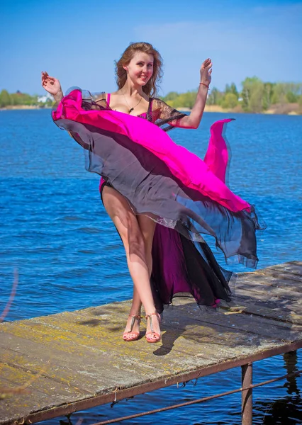 Танцівниця Східному Костюмі Фуксії Саду Насолоджується Красою Природи — стокове фото
