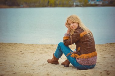 Açık havada Amerikan kırsalında güzel sarı saçlı bir kızın portresi. Harika bir kız. Soğuk hava